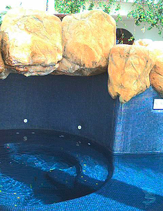 Relájese dentro de un jacuzzi burbujeante.